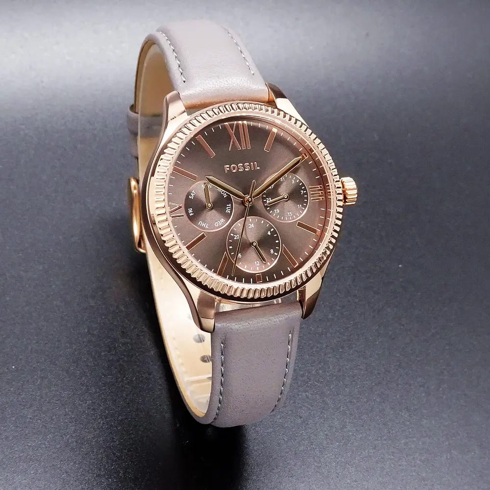 https://accessoiresmodes.com//storage/photos/5/MONTRES FOSSIL/Fossil_rye_cuir_gris_1.jpeg